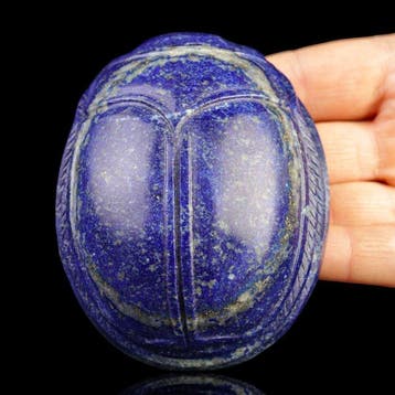 Egyptische scarabee van lapis lazuli – symbool van