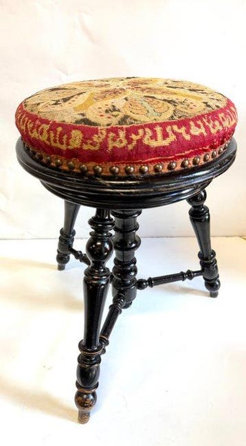 Kruk - Tapijt “Petit point”, Draaibaar hout - Exclusief