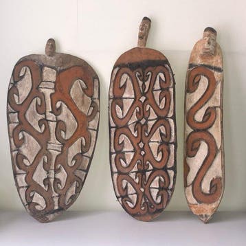 Drieluik Asmat oorlogsschilden (Jamasj) met voorouderfiguren, Antiek en Kunst