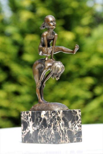 Milo (1910-1978) - sculptuur, spelende kinderen haasje over