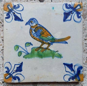Tegel - Antieke Goudse tegel met vogel. - 1600-1650, Antiek en Kunst
