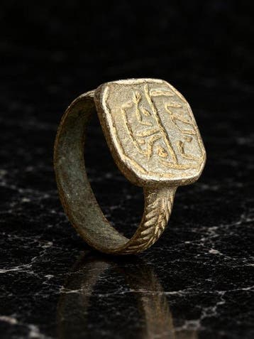 Islamitisch Brons Ring met kalligrafische zetting, 10e tot