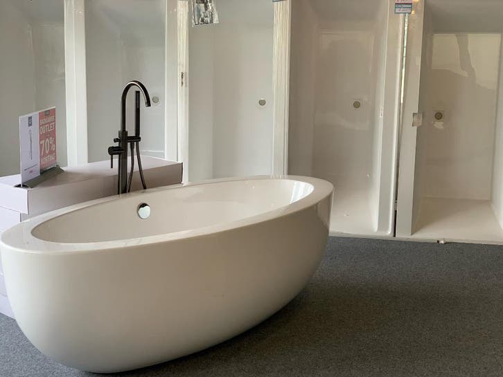 Korting tot 75% op ligbaden |Sanitairwinkel Outletstore Uden, Huis en Inrichting, Badkamer | Complete badkamers, Nieuw, Ophalen