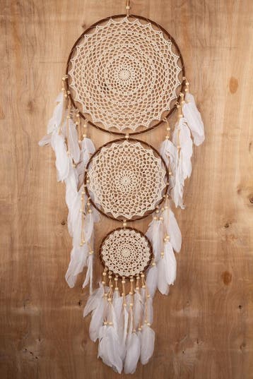 Dromenvanger Groot Bruin Beige Wit Dreamcatcher Veren Macram, Ophalen of Verzenden, Nieuw, Feestartikel, Carnaval