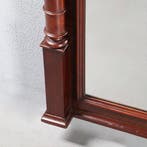 Reusachtige schouwspiegel of passpiegel in noten met zuilen, Antiek en Kunst, Ophalen of Verzenden