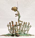 Malcolm Moran - Figuur - Junge auf dem Zaun - Gepatineerd