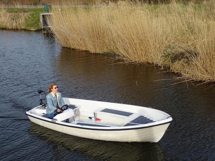 elektrische sloep op zonne-energie: 100% varen op de zon
