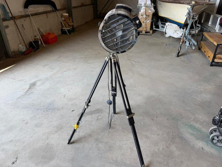Industriële vloerlamp / spotlight op statief, Zakelijke goederen, Horeca | Meubilair en Inrichting, Gebruikt, Verlichting, Ophalen of Verzenden