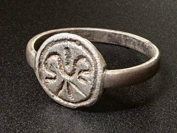 Middeleeuws Zilveren ring, zegelring met een bezel die