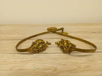 Decoratief ornament (2) - Europa - Omhelzingen. hangers.