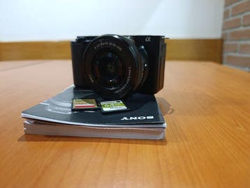 Sony ZV-E10 + PZ 16-50mm Spiegelloze camera, Nieuw