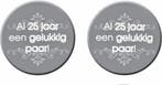 2 Buttons Al 25 Jaar een Gelukkig Paar, Hobby en Vrije tijd, Feestartikelen, Verzenden, Nieuw, Versiering, Geboorte of Huwelijk