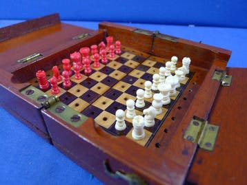 jeu déchecs de voyage boite acajou ouvert 15 x 15 cm -