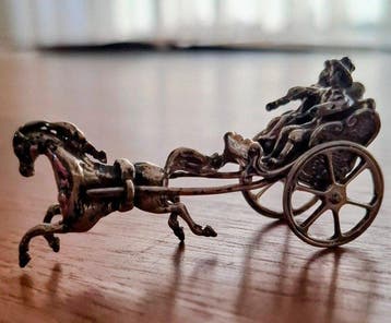 Beeldje, Zilveren rijtuig getrokken door paard - 3 cm -