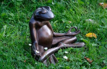 sculptuur, Meditating Frog - 34 cm in length - 20 cm - Brons