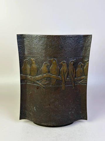 Decoratief ornament - Japan - Bloemenvaas met vogelrelief