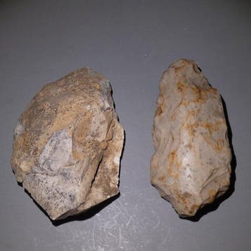 Michelsberg, Neolithisch 2 grote vuurstenen 11,5 cm lang.