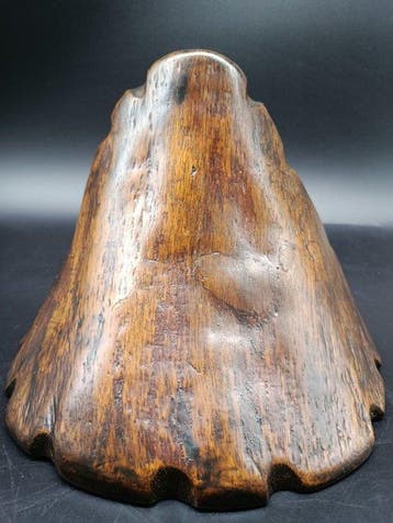 sculptuur, Rustikale Wandkonsole aus Massivholz –