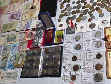 Wereld. Collection of coins, banknotes and stamp (Zonder