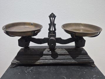 Cast Iron Balance Scale with Brass Pans – Spain - Balans of