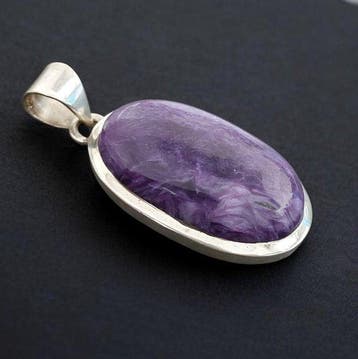 Hanger van Charoiet uit Siberië. Montuur van zilver 925., Antiek en Kunst