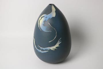 Nocturne in Indigo – Inlaid Ceramic Vase door Ohmori, Antiek en Kunst