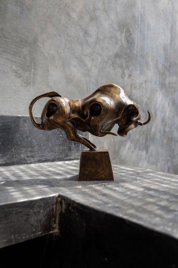 sculptuur, Bronze Sculpture of a Striking Bull - with base -