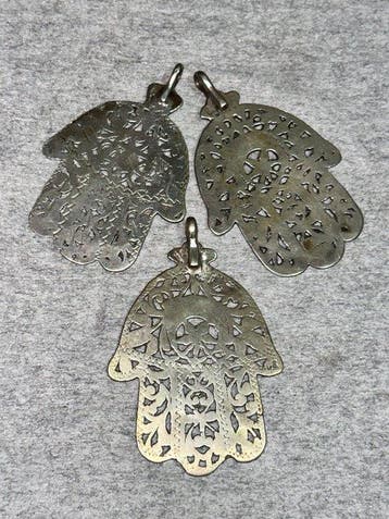 Drie grote hamsa-hangers - Zilver - Tunesië - de eerste