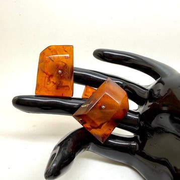 Oude manchetknopen met Baltisch amber cabochons, geslepen,