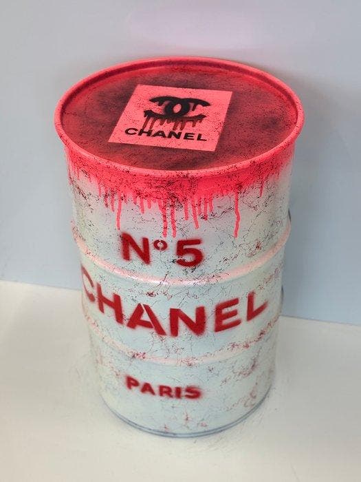 Rob VanMore - Chucky kills Chanel Barrel, Antiek en Kunst, Kunst | Designobjecten
