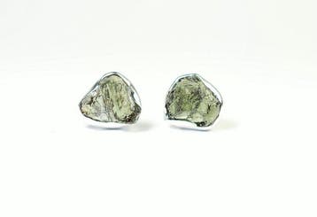 2 Moldavite oorstekers / ruwe / nieuw 925 sterlingzilver -