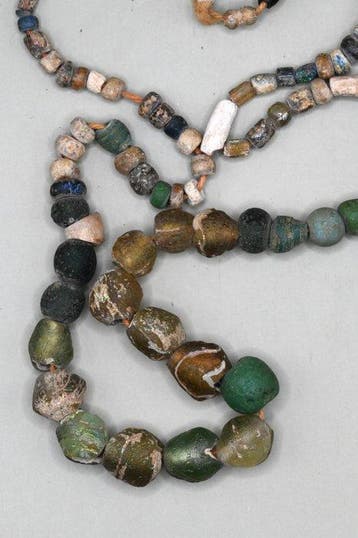Oud-Romeins Glas, Steen Kralenketting. Ex Bonhams