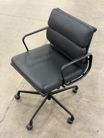 Vitra EA 217 Soft Pad Chair | All Black | NIEUW met kaartje, Zwart, Leer, Ophalen of Verzenden, Zo goed als nieuw
