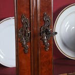 Grote noten met wortelnoten porseleinkast  ca 1870 Willem II, Antiek en Kunst, Ophalen of Verzenden