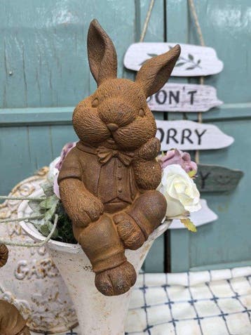 sculptuur, Cast Iron Sitting Rabbit in Waistcoat – Rustic
