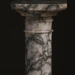 Antieke geaderde wit marmeren zuil in een fijne oude kleur N, Ophalen of Verzenden