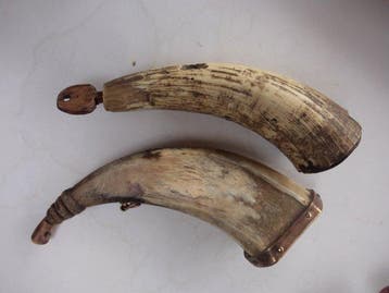sculptuur, 2 kruuit flessen - 18 cm - Hoorn - 1820, Nieuw