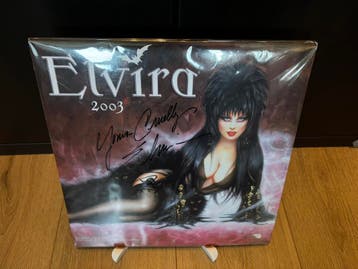Elvira gesigneerde 2003 kalender (Horror), Ophalen of Verzenden, Nieuw, Foto of Kaart