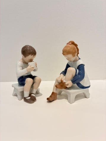 Bing & Grondahl - Figuur - Boy with Mug & Marianne tying