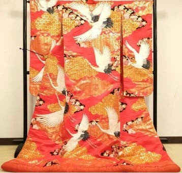 Rode kimono met vliegende kraanvogels en gouden
