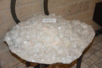 Stilbiet Kristal - Hoogte: 50 cm - Breedte: 110 cm- 81 kg -, Verzamelen, Mineralen en Fossielen