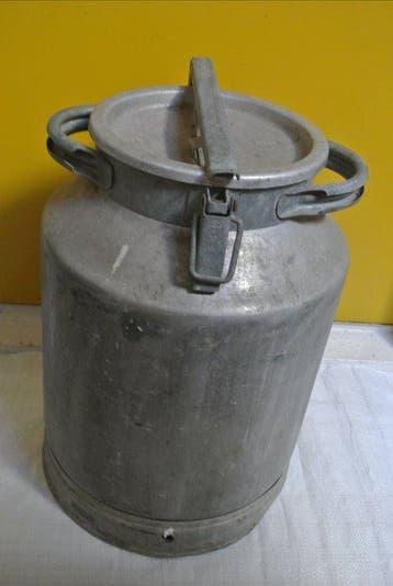 Kan - Aluminium - Melkbus van boerderij