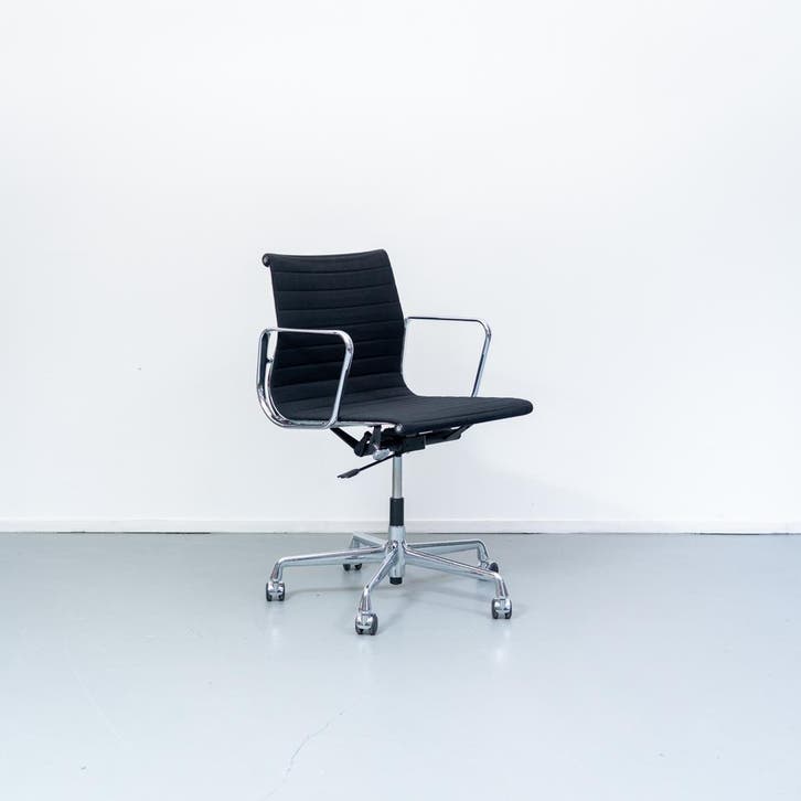 10x Vitra Eames EA 117 Bureaustoel Zwart Hopsak - Chroom, Huis en Inrichting, Bureaustoelen, Bureaustoel, Zwart, Zo goed als nieuw