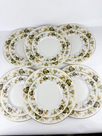 Royal Doulton - Tafelservies (12) - Porselein - Larchmont /