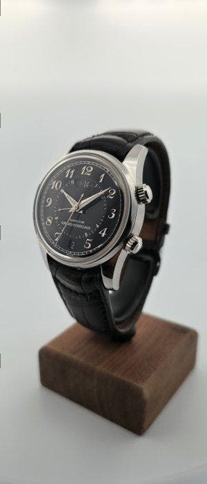 Girard-Perregaux - Traveller GMT Alarm - Zonder minimumprijs, Nieuw