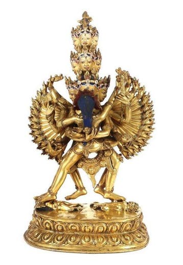 Een grote vergulde bronzen figuur van Chakrasamvara in