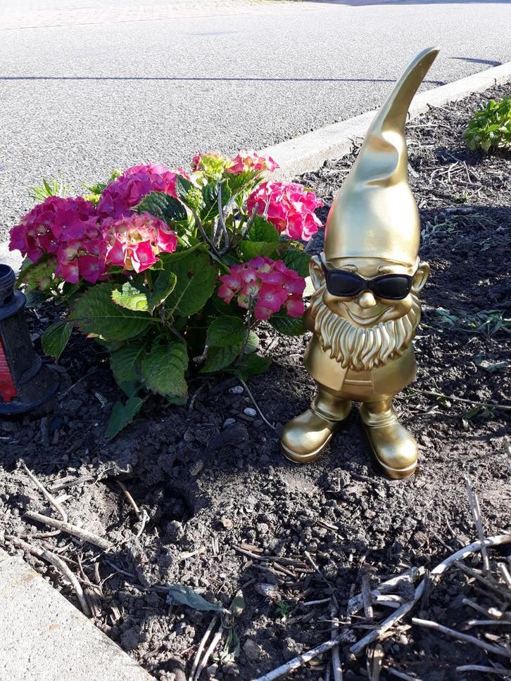 Tuinkabouter Goud met zwarte zonnebril groot deco 41cm, Tuin en Terras, Tuinbeelden, Nieuw, Kunststof, Tuinkabouter, Ophalen of Verzenden