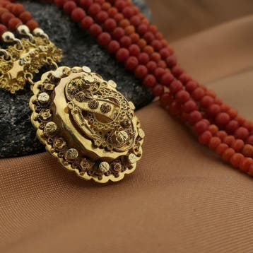 Antiek collier met bloedkoralen en gouden mutsenbel., Gebruikt, Ophalen of Verzenden, Met edelsteen, Goud