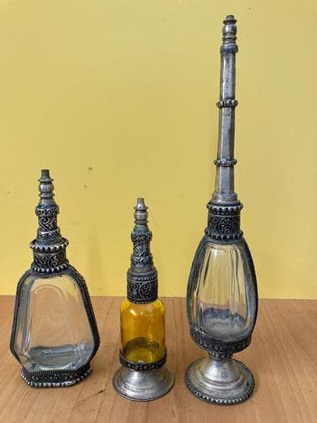 Drie vintage parfumflesjes - Gepatineerd brons - Marokko -, Antiek en Kunst