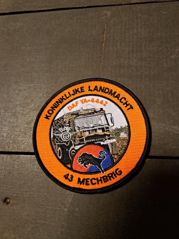 Opstrijk badge DAF YA -4442 (Zendapparatuur), Verzamelen, Militaria | Algemeen, Overige soorten, Overige gebieden, Overige typen